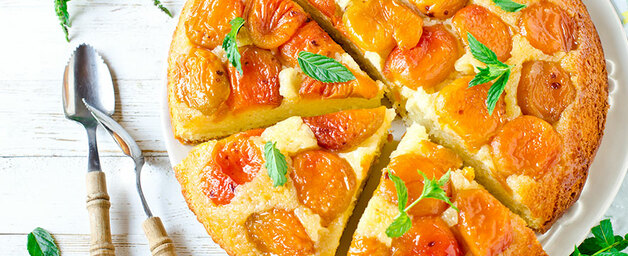 cake topped wıth dried apricots