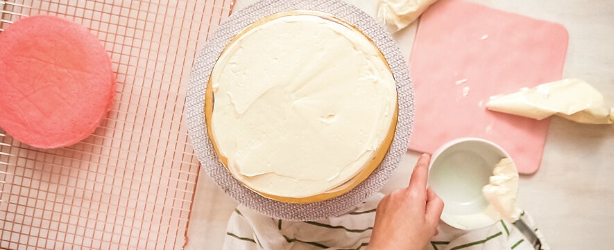 Dress your cake with icing